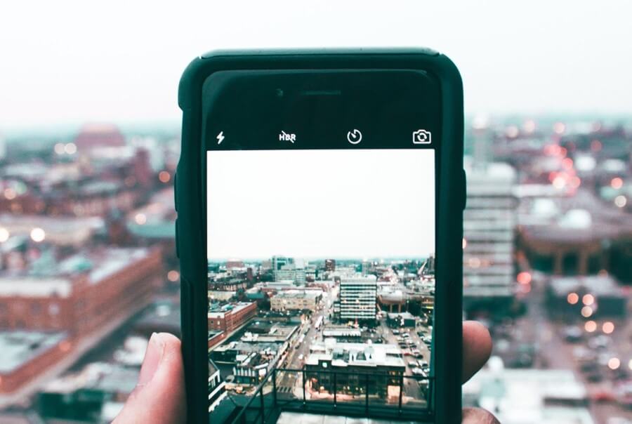 taking city photo in mobile